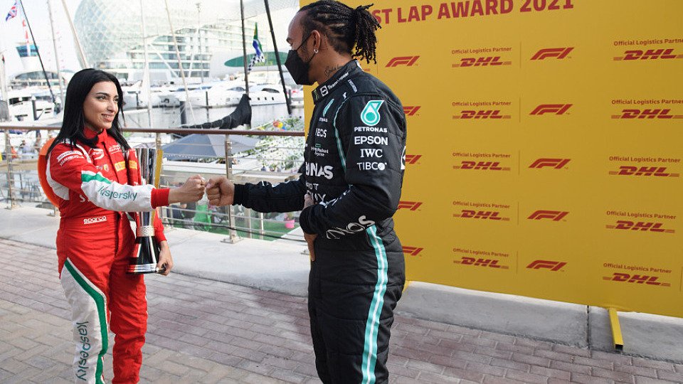 Lewis Hamilton holt den DHL Fastest Lap Award, Foto: DHL
