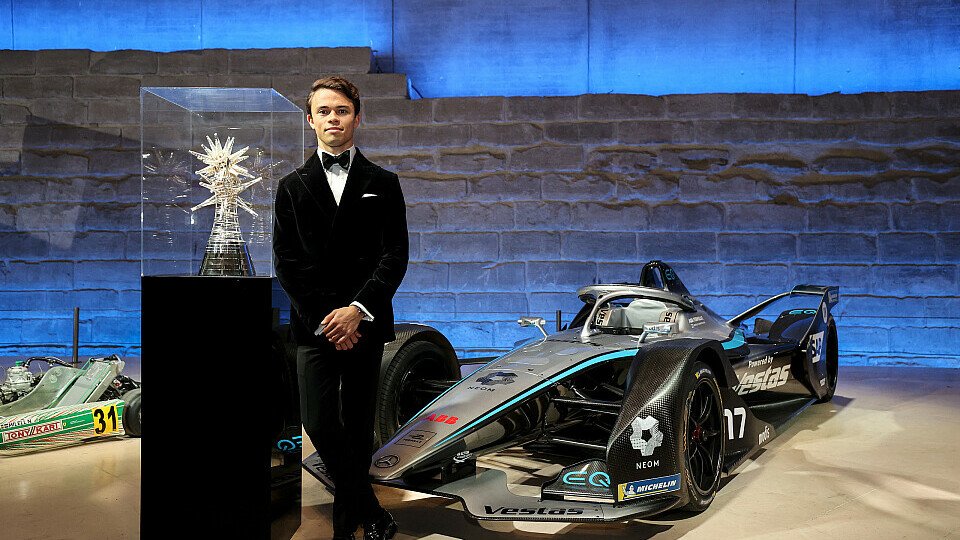 Nyck de Vries mit WM-Pokal und Auto bei der FIA-Gala in Paris, Foto: Germain Hazard / DPPI