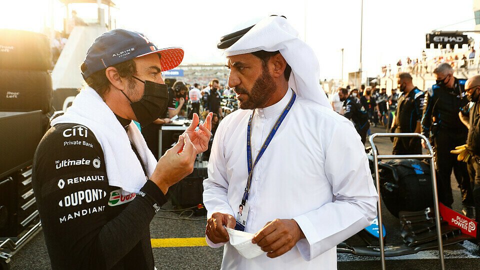Fernando Alonso im Gespräch mit dem neuen FIA-Präsidenten Mohammed Ben Sulayem
