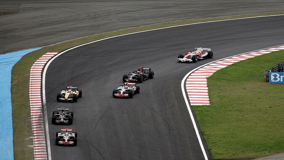 Die Schlussphase des Brasilien-GP 2008 ging in die Geschichte ein, Foto: LAT Images