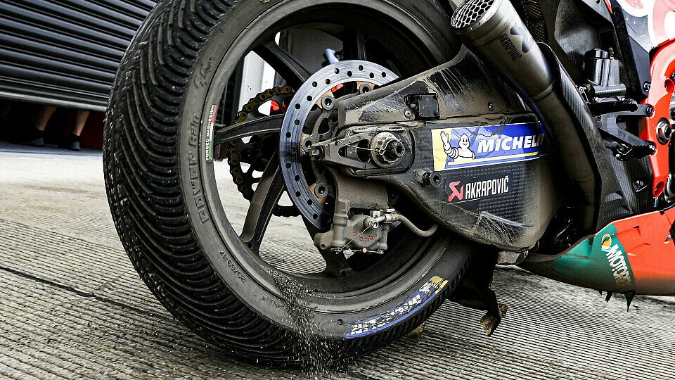 Die MotoGP-Bikes waren am Freitag von einer dicken Schmutzschicht bedeckt, Foto: LAT Images