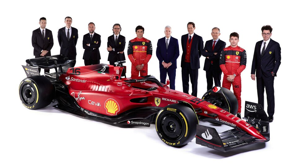Die ganze Ferrari-Mannschaft bei der Präsentation des F1-75, Foto: Ferrari