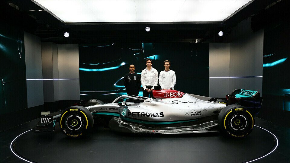 Toto Wolff, Lewis Hamilton und George Russell bei der Präsentation des W13 zu Beginn der Saison, Foto: Mercedes