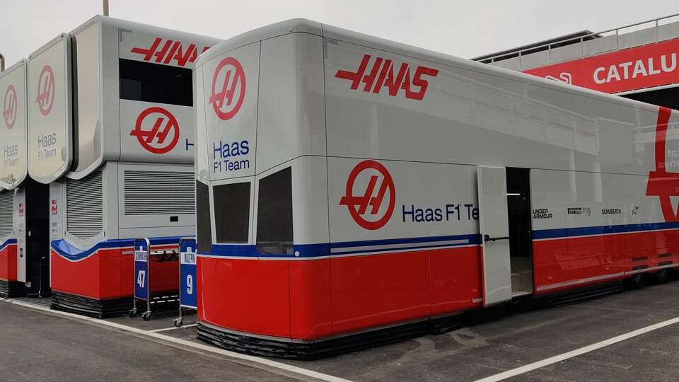 Keine Autos in Bahrain: Die Boliden von Haas sind in Großbritannien gestrandet., Foto: Motorsport-Magazin.com