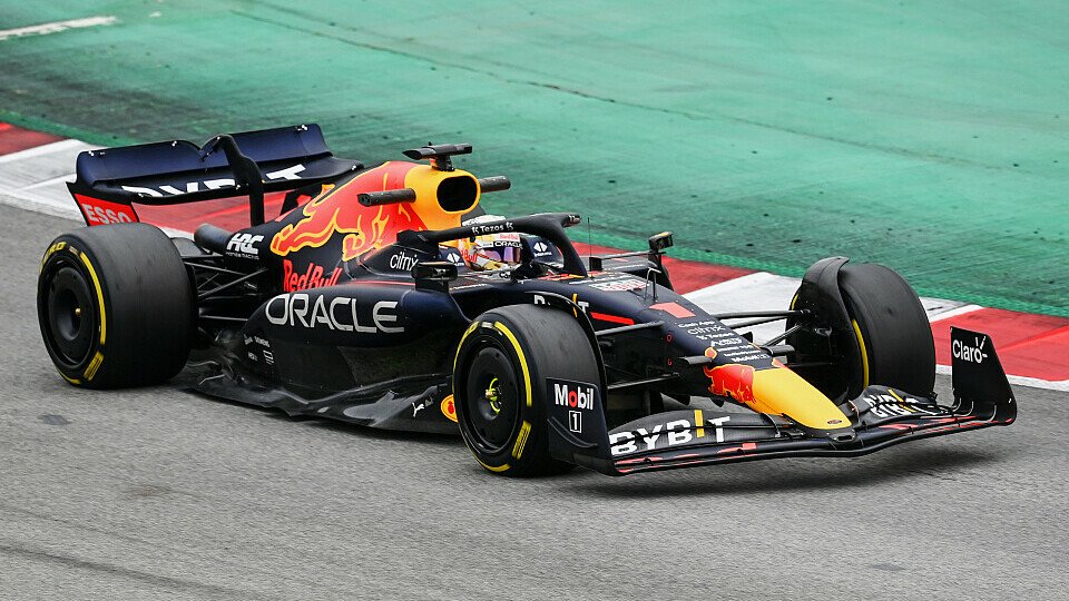 Max Verstappen bekam bei den Testfahrten in Bahrain einen ersten Geschmack des RB18, Foto: LAT Images
