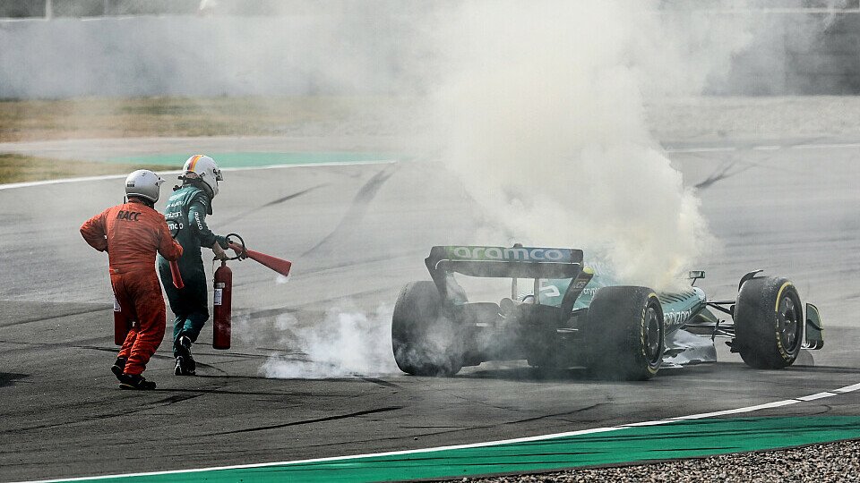 Sebastian Vettels Aston Martin fing am Freitag Feuer, Foto: LAT Images