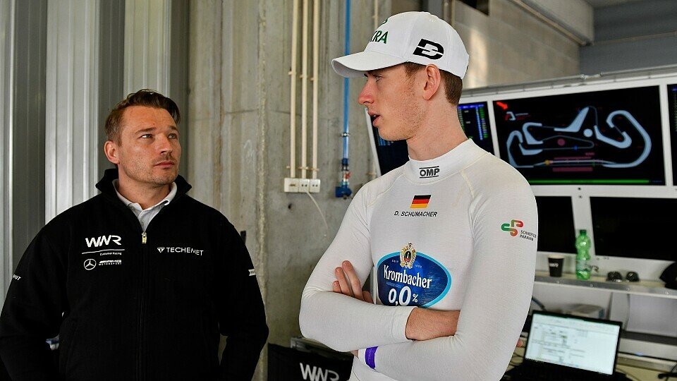 David Schumacher mit Winward-Teamchef Christian Hohenadel in Portimao