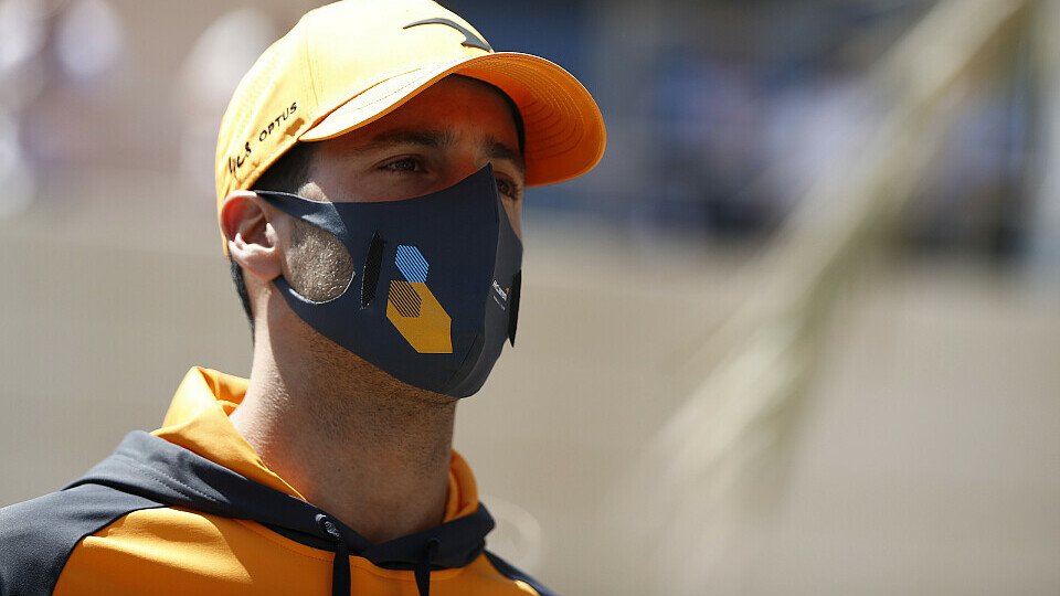 Daniel Ricciardo ist nach seiner Coronavirus-Erkrankung zurück im Bahrain-Fahrerlager, Foto: LAT Images