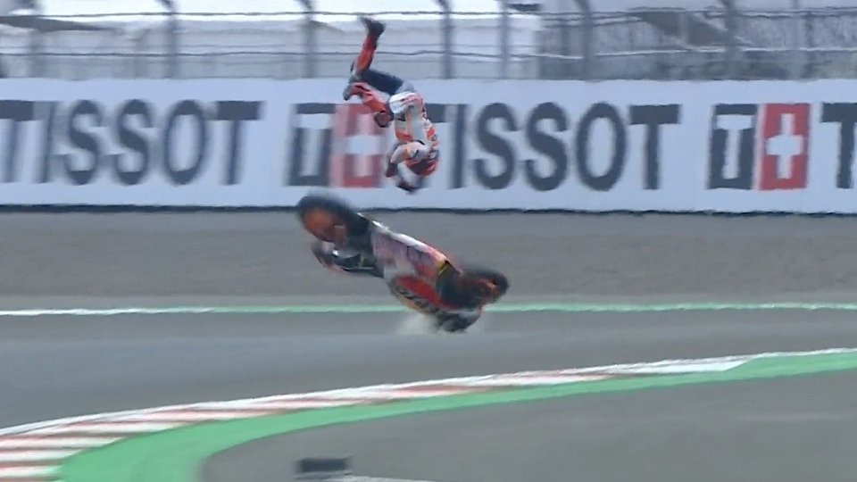 Mehrere Meter hoch wurde Marquez durch die Luft geschleudert, Foto: Screenshot/MotoGP