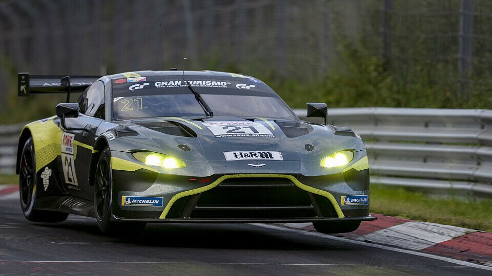 Der TF-Aston-Martin fliegt im 3. Qualifying zum 24h-Rennen Nürburgring ab