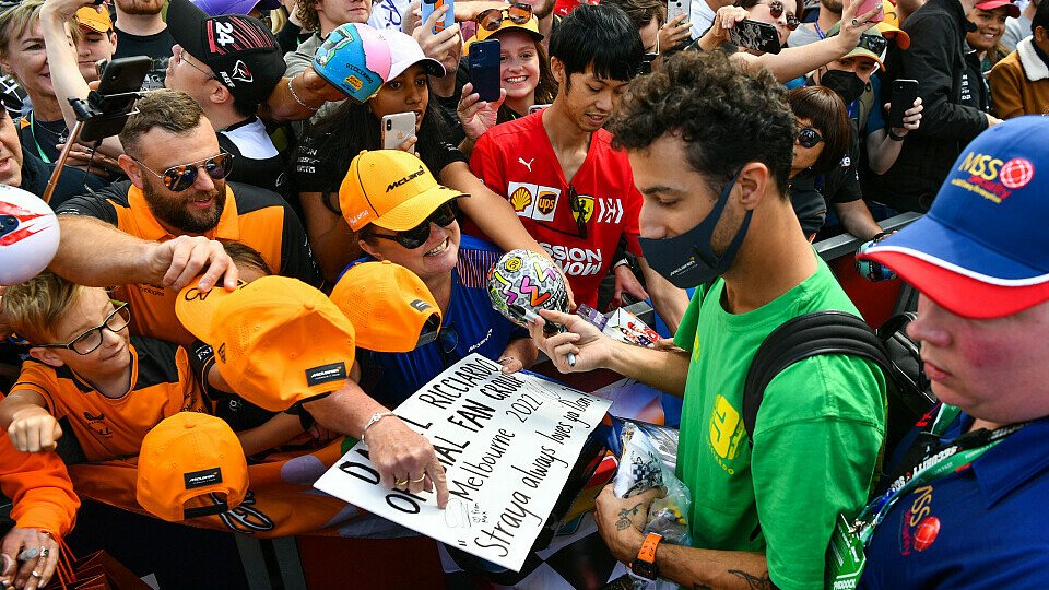 Daniel Ricciardo war am Donnerstag in Australien ein gefragtes Ziel von Autogramm-Sammlern.