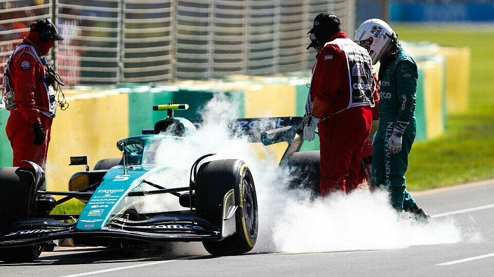 Sebastian Vettels Aston Martin erlitt im 1. Training von Australien 2022 einen Motorschaden, Foto: LAT Images