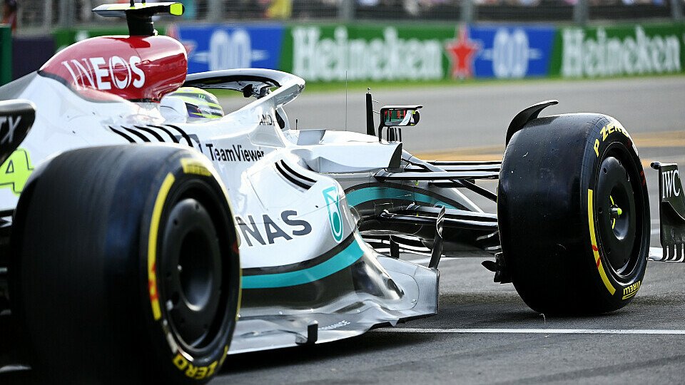 Lewis Hamilton leidet in seinem neuen Silberpfeil, Foto: LAT Images