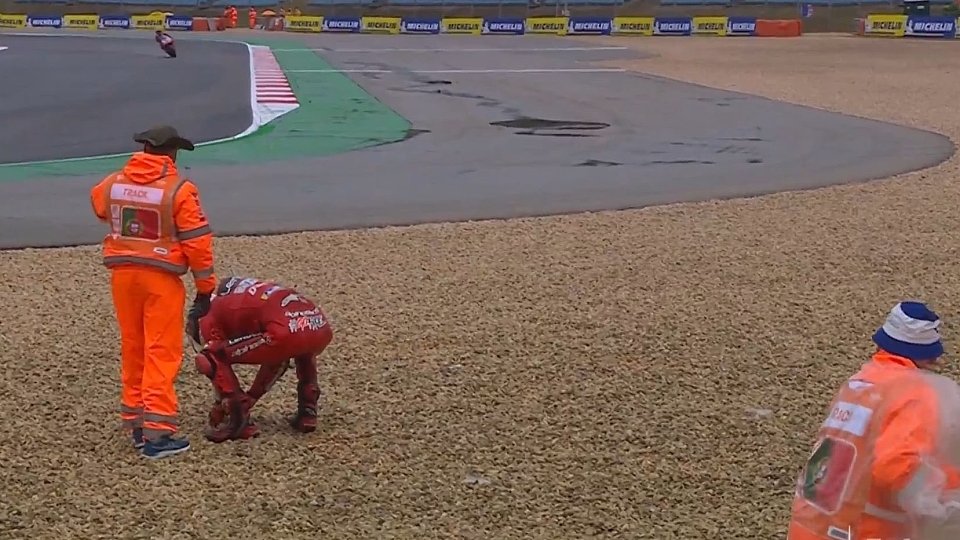 Francesco Bagnaia beim Kiessammeln, Foto: Screenshot/MotoGP