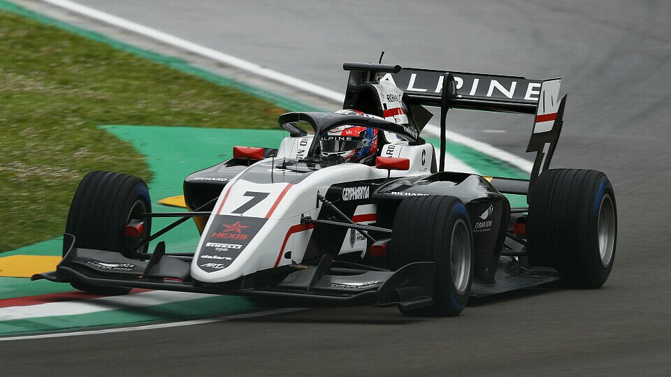 Victor Martins gewann das Formel-3-Hauptrennen in Barcelona, Foto: LAT Images