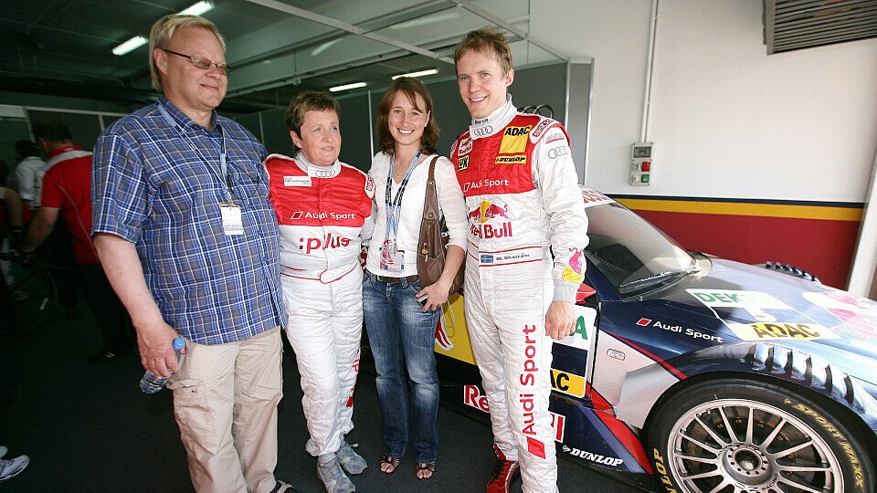 Mattias Ekström mit Vater Bengt und Mutter Agneta 2010 bei der DTM, Foto: Audi Communications Motorsport