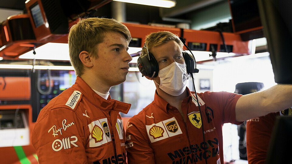 Robert Shwartzman (links) bleibt Testfahrer bei Ferrari