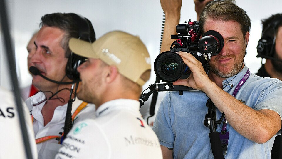 Ein Netflix-Kameramann bei seiner Arbeit im Formel-1-Paddock