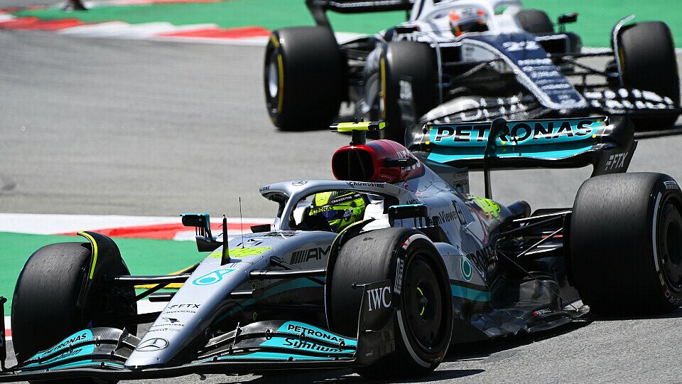 Lewis Hamilton pflügte am Sonntag durch das Feld., Foto: LAT Images
