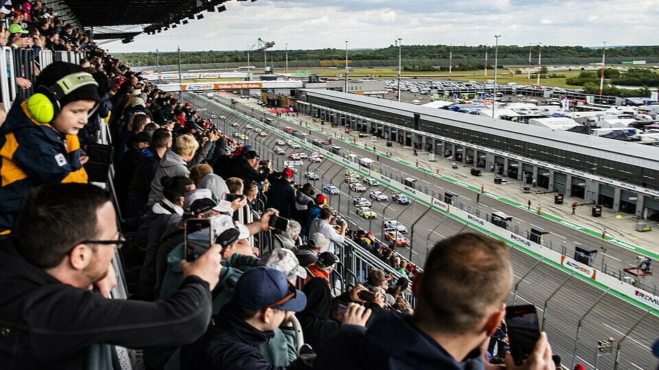 Die DTM-Fans am Lausitzring genießen die großartige Aussicht von ihrer über 35 Meter hohen Tribüne aus
