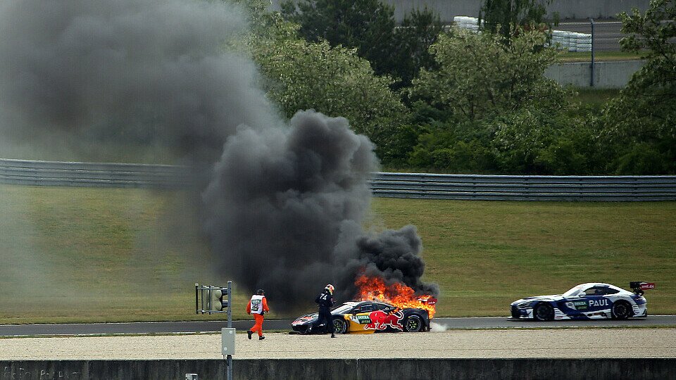 Felipe Fragas Ferrari in Flammen., Foto: LAT Images