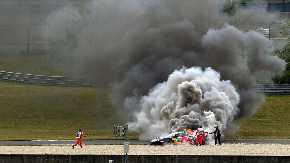 Hier brennt der Ferrari von Felipe Fraga, Foto: LAT Images