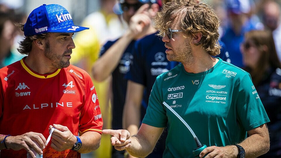 2023 wird Fernando Alonso das grüne Aston-Martin-Shirt tragen, Foto: LAT Images