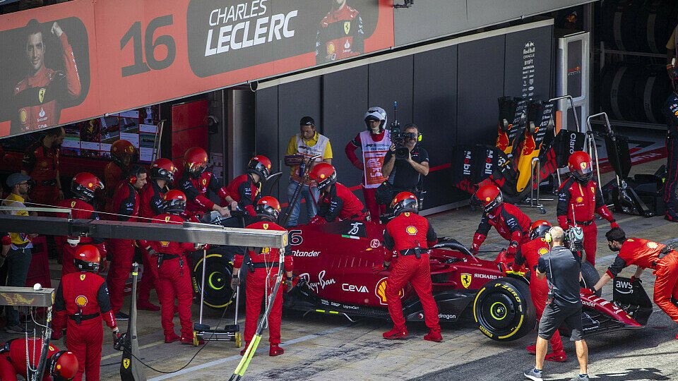 Charles Leclerc fiel beim Spanien GP 2022 in Führung liegend aus, Foto: LAT Images