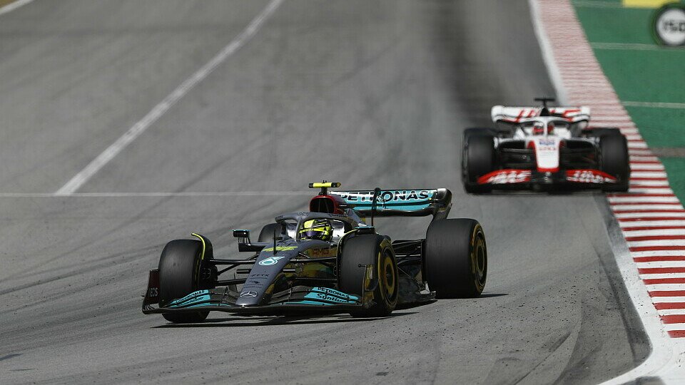 Kevin Magnussen und Lewis Hamilton kollidierten beim Spanien-GP, Foto: LAT Images