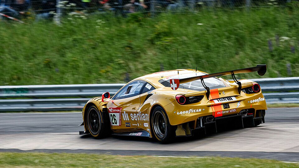 Pole Position für Luca Ludwig im goldenen Ferrari beim 24h-Rennen Nürburgring, Foto: Gruppe C Photography