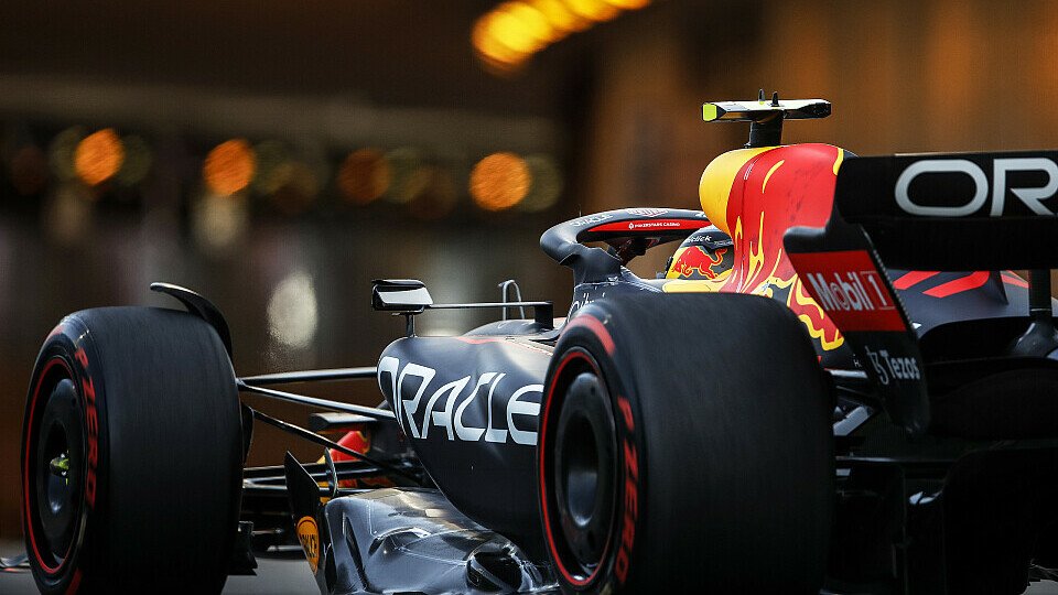 Sergio Perez und Red Bull luchsen Charles Leclerc die Bestzeit im 3. Freien Training zum Monaco GP ab, Foto: LAT Images