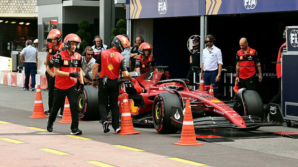 Charles Leclerc auf der Wiegebrücke beim Monaco GP. Die Autos der Saison 22/23 sind die schwersten in der Geschichte der Formel 1, Foto: LAT Images