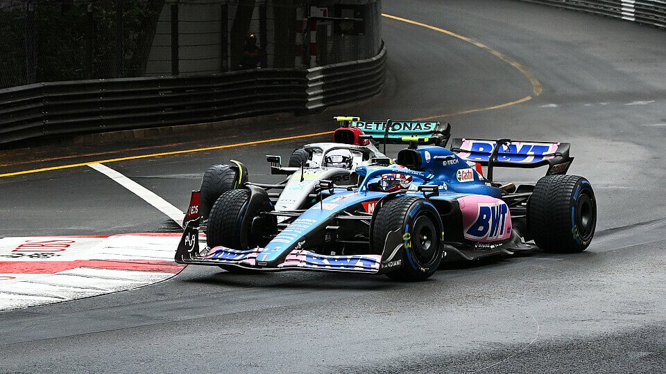 Diese Kollision mit Lewis Hamilton kostete Esteban Ocon die Punkte., Foto: LAT Images