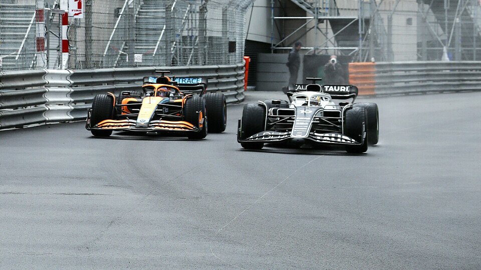 Pierre Gasly überholt Daniel Ricciardo ausgangs der Tabac-Kurve, Foto: LAT Images