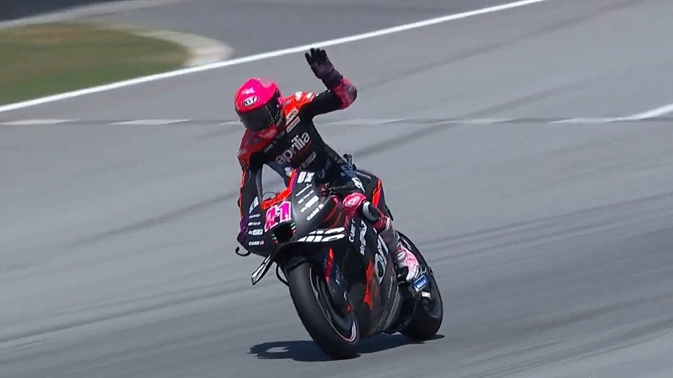 Aleix Espargaro jubelt, doch eine Runde zu früh, Foto: Screenshot/MotoGP