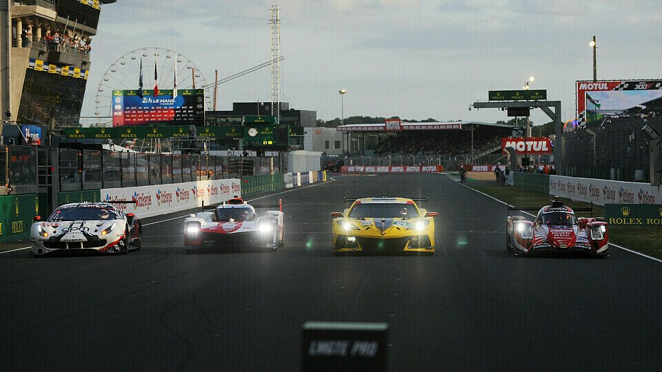 Die Startaufstellung zu den 24 Stunden von Le Mans 2022, Foto: LAT Images
