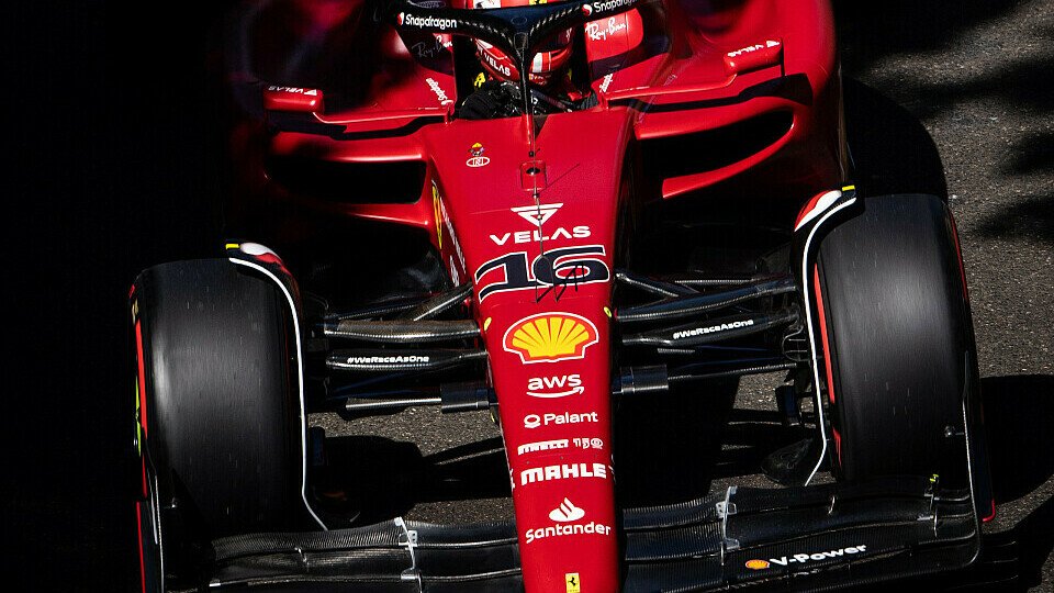 Charles Leclerc fährt im Formel-1-Qualifying in Baku auf Pole, Foto: LAT Images