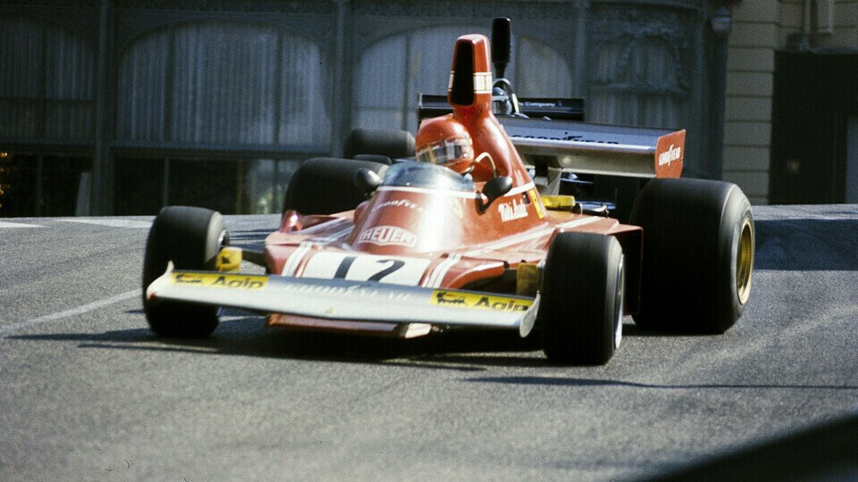 Niki Lauda pilotiert seinen Ferrari 312B3 durch die Straßen von Monaco (1974), Foto: LAT Images