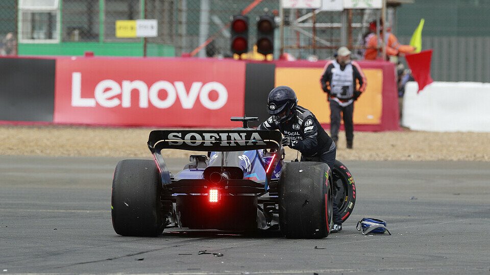 Unverletzt: Auch Alex Albon kam beim Startunfall in Silverstone mit dem Schrecken davon., Foto: LAT Images