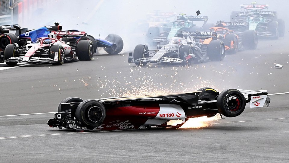 Zhous Überrollbügel löste sich in Staub auf. Wie reagiert die FIA?, Foto: LAT Images