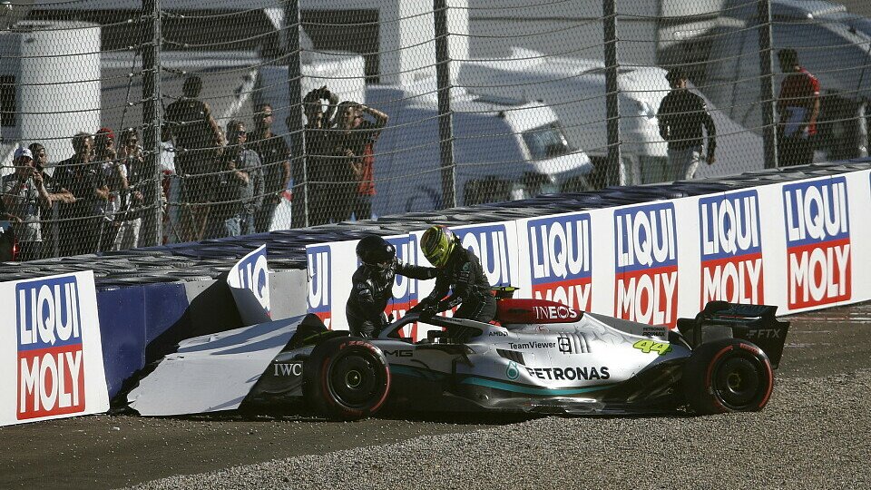 Lewis Hamiltons Unfall beim Formel-1-Qualifying in Österreich wurde von den Fans schadenfroh bejubelt, Foto: LAT Images