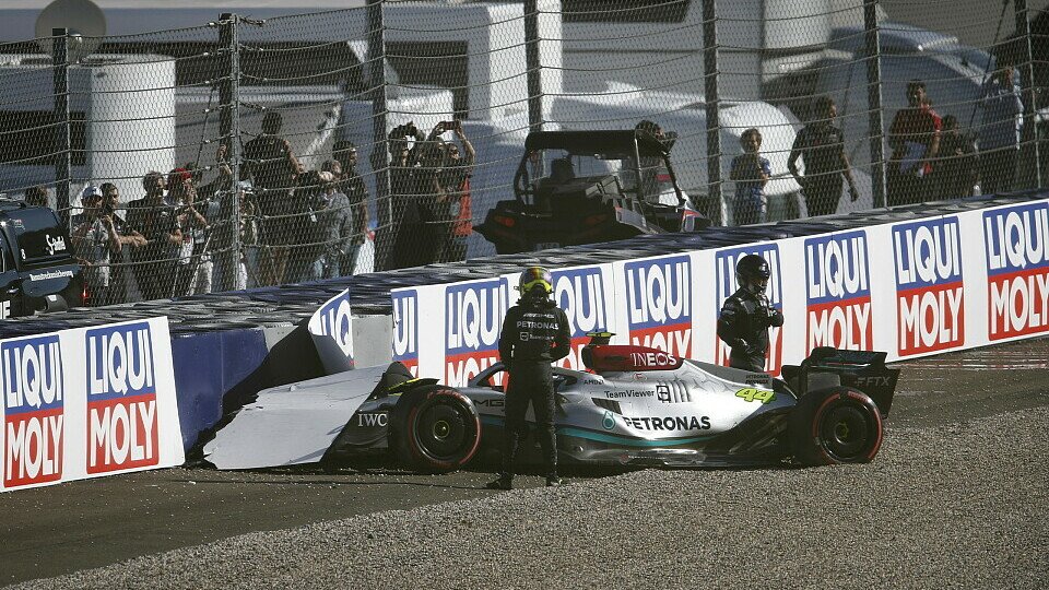 Lewis Hamilton vor seinem verunfallten Mercedes: Warf der Vize-Weltmeister hier die Pole weg?, Foto: LAT Images