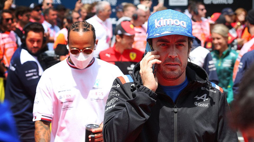 Fernando Alonso bereut seinen scharfen Funkspruch gegen Rekordweltmeister Lewis Hamilton, Foto: LAT Images