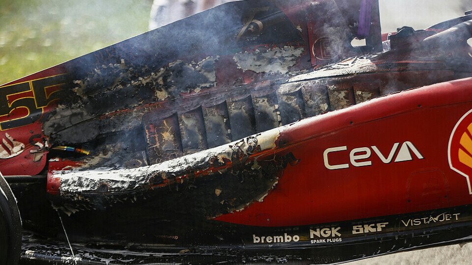 Der Motorschaden am Ferrari von Carlos Sainz zählte zu den spektakulärsten der letzten Jahre, Foto: LAT Images