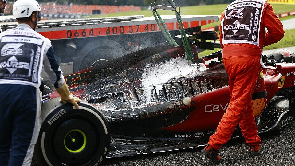 Der Ferrari von Carlos Sainz fing beim Formel-1-Rennen in Österreich am Sonntag Feuer, Foto: LAT Images