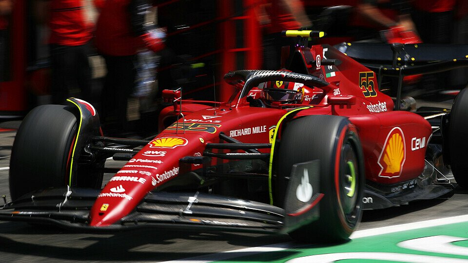 Über Ferraris zweiten Boxenstopp von Carlos Sainz wird gespottet, Foto: LAT Images