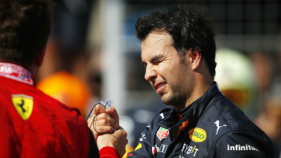 Sergio Perez wird von der Ferrari-Reifenwahl gebremst und ist wütend auf die Scuderia., Foto: LAT Images