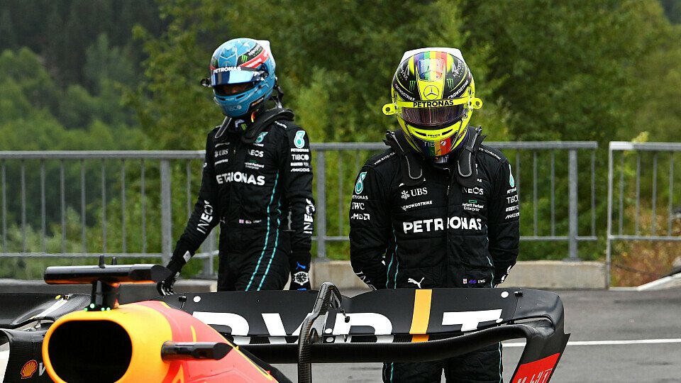 Hängende Köpfe bei Mercedes nach einem enttäuschenden Qualifying, Foto: LAT Images