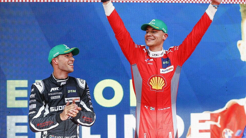 Kelvin van der Linde freut sich am Nürburgring mit Sieger Sheldon, Foto: DTM