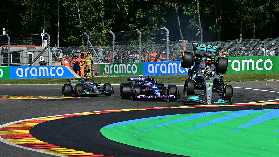 Kurz nach dem Spa-Start gerieten Alonso und Hamilton aneinander, Foto: LAT Images